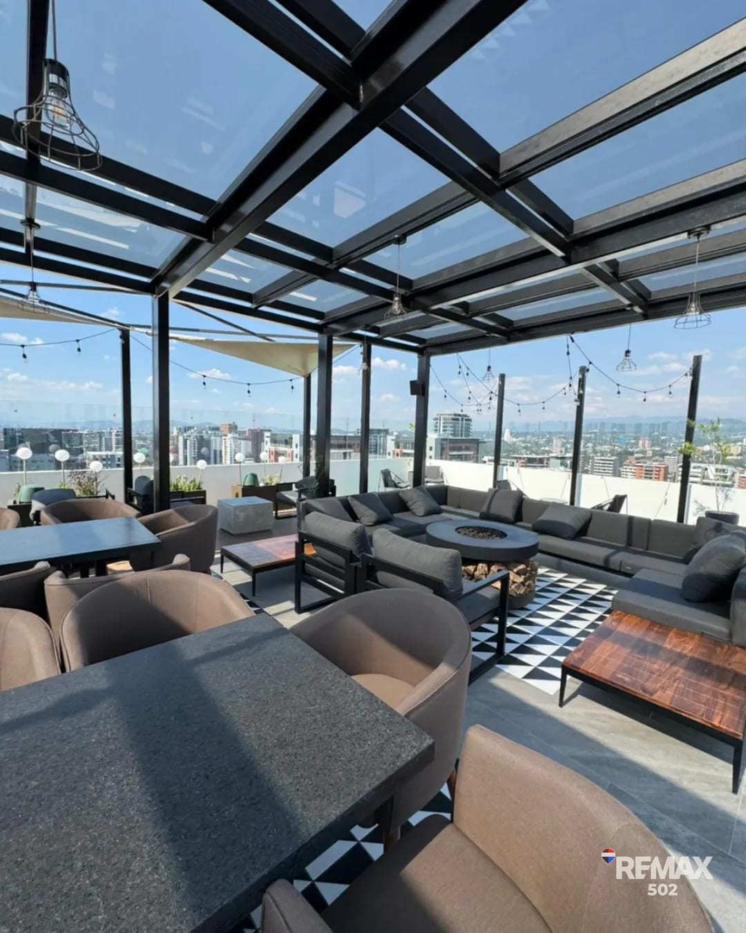 Espectacular Apartamento en Zona 10 — Apartamento en Alquiler en Atarah, Zona 10, Guatemala, Ciudad — foto 1 de 8