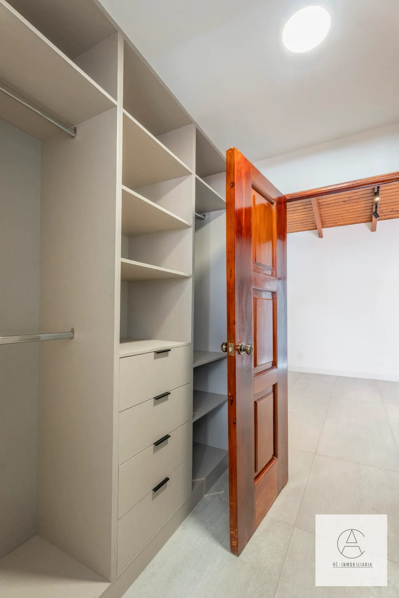 Casa completamente remodelada en Venta. Los Cipreses zona 10 — Casa en Venta en Zona 10, Guatemala, Ciudad — foto 17 de 17