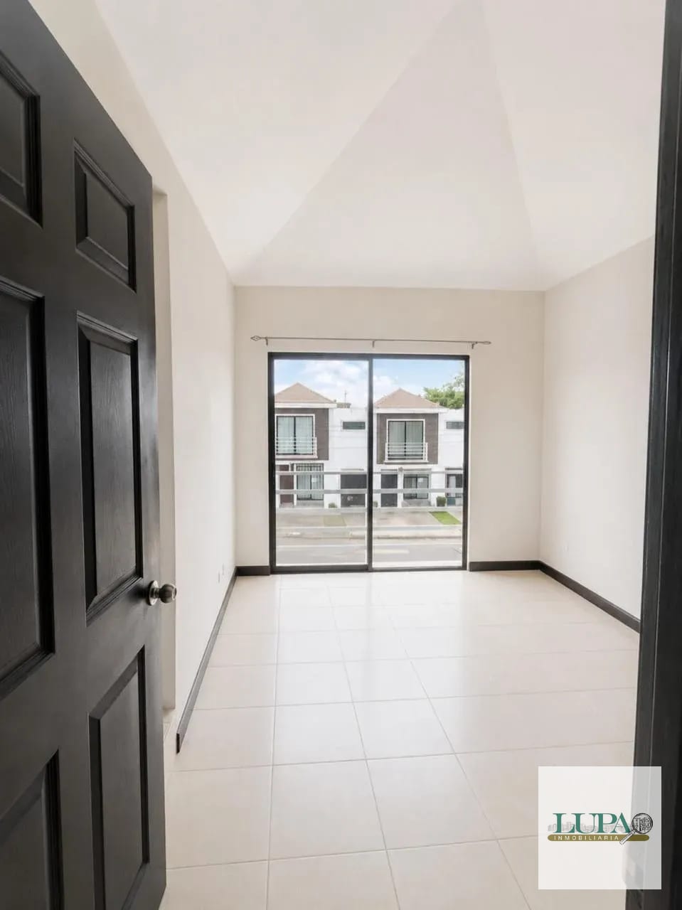 CASA EN VENTA/ALQUILER EN FRAIJANES CONDOMINIO LA FORET DE ARRAZOLA — Casa en Alquiler en Carretera a El Salvador, Guatemala, Ciudad — foto 3 de 6
