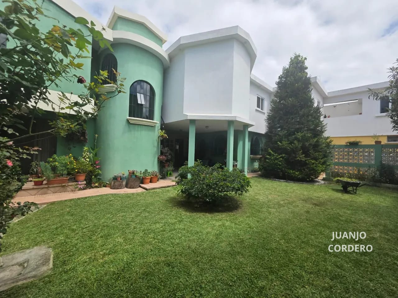 ¡Amplia Casa en Venta con 2 Apartamentos Independientes! Condominio La Arboleda, San Cristóbal — Casa en Venta en Zona 8 Mixco, Guatemala, Ciudad — foto 1 de 12