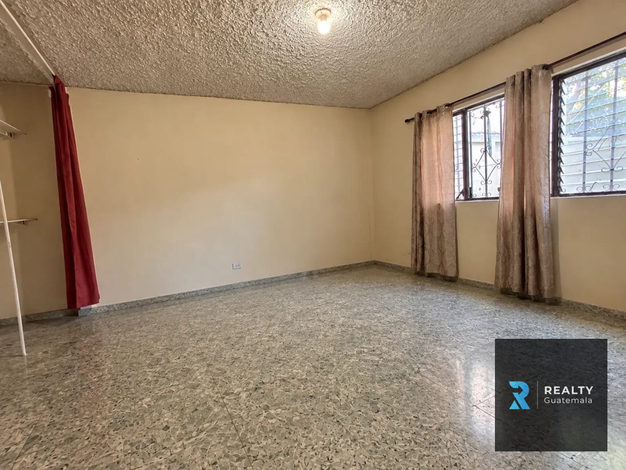 Propiedad en renta zona 14, frente Europlaza Excelente punto !!! — Casa en Alquiler en Europlaza, Zona 14, Guatemala, Ciudad — foto 3 de 8