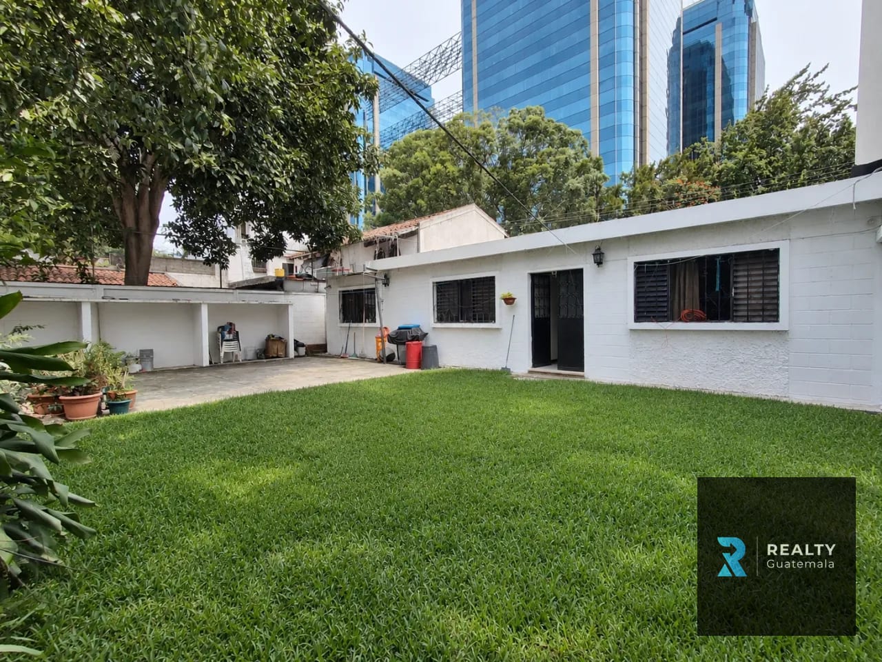 Propiedad en renta zona 14, frente Europlaza Excelente punto !!! — Casa en Alquiler en Europlaza, Zona 14, Guatemala, Ciudad — foto 1 de 8