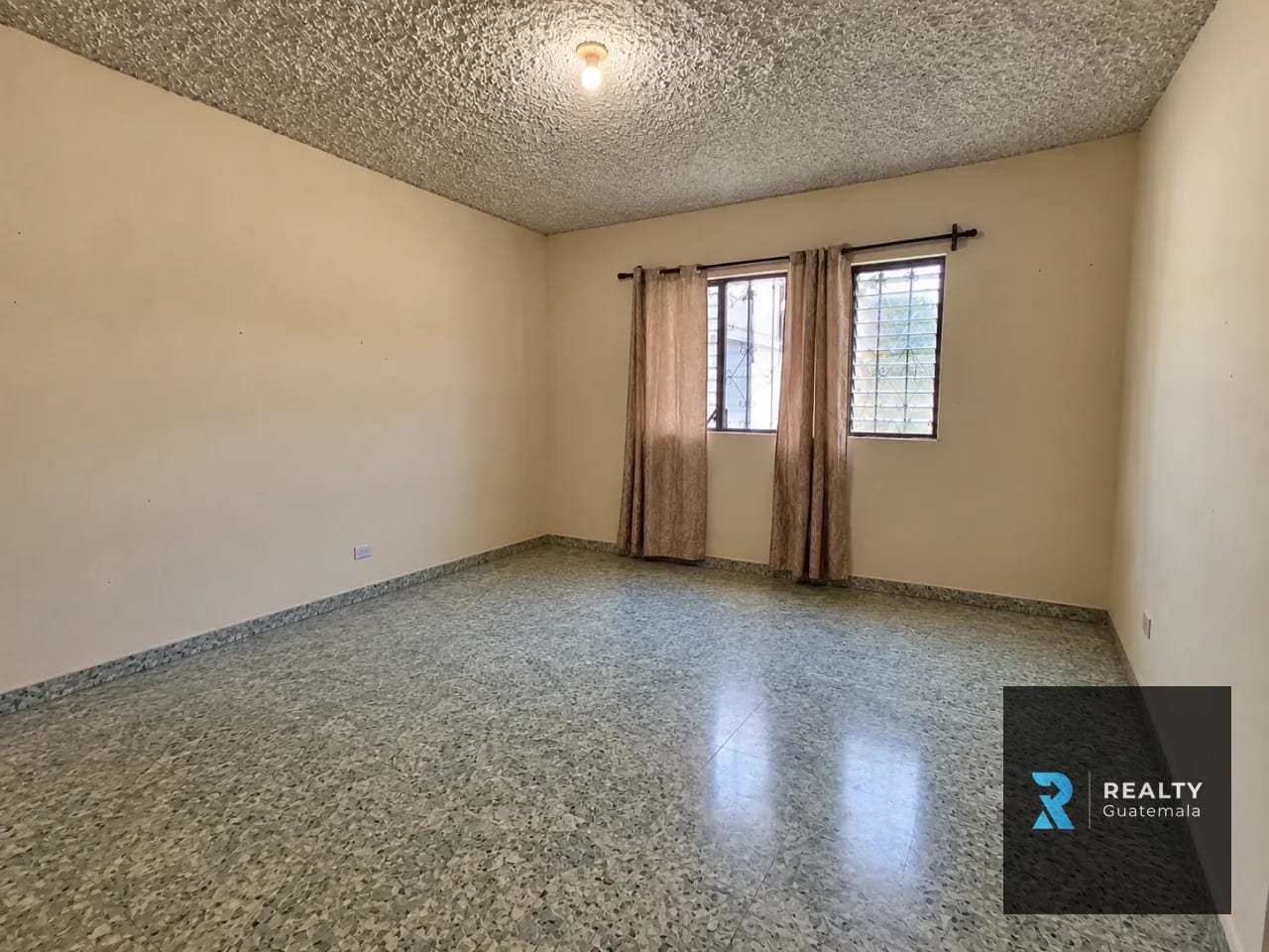 Propiedad en renta zona 14, frente Europlaza Excelente punto !!! — Casa en Alquiler en Europlaza, Zona 14, Guatemala, Ciudad — foto 5 de 8