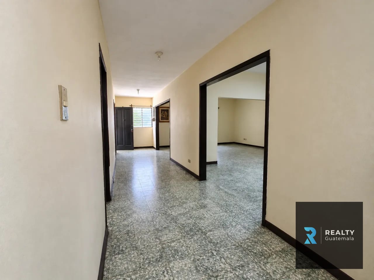 Propiedad en renta zona 14, frente Europlaza Excelente punto !!! — Casa en Alquiler en Europlaza, Zona 14, Guatemala, Ciudad — foto 7 de 8