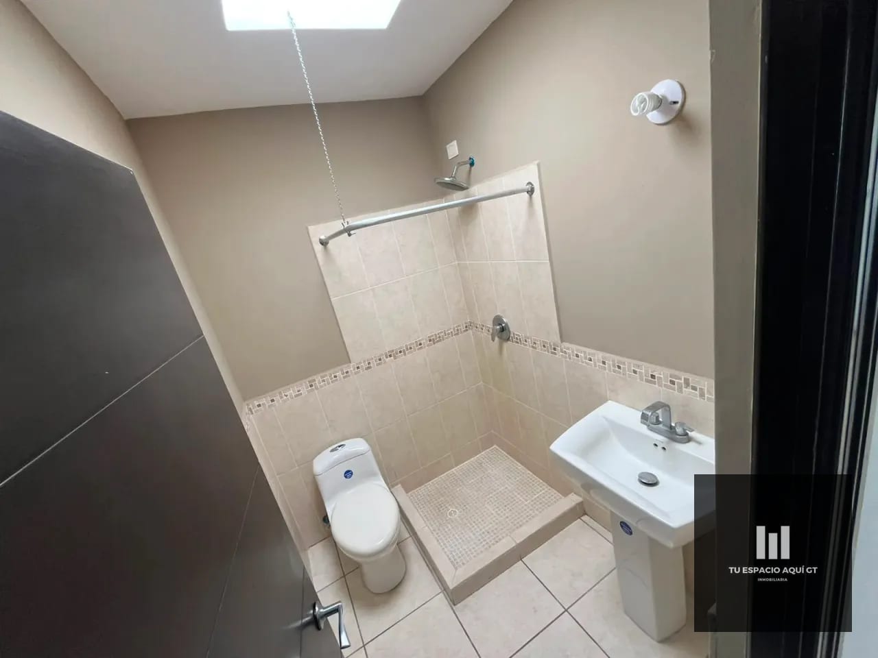 Hermosa Casa En Venta En Vistas San Isidro, Zona 16 — Casa en Venta en Vistas de San Isidro, Zona 16, Guatemala, Ciudad — foto 8 de 13