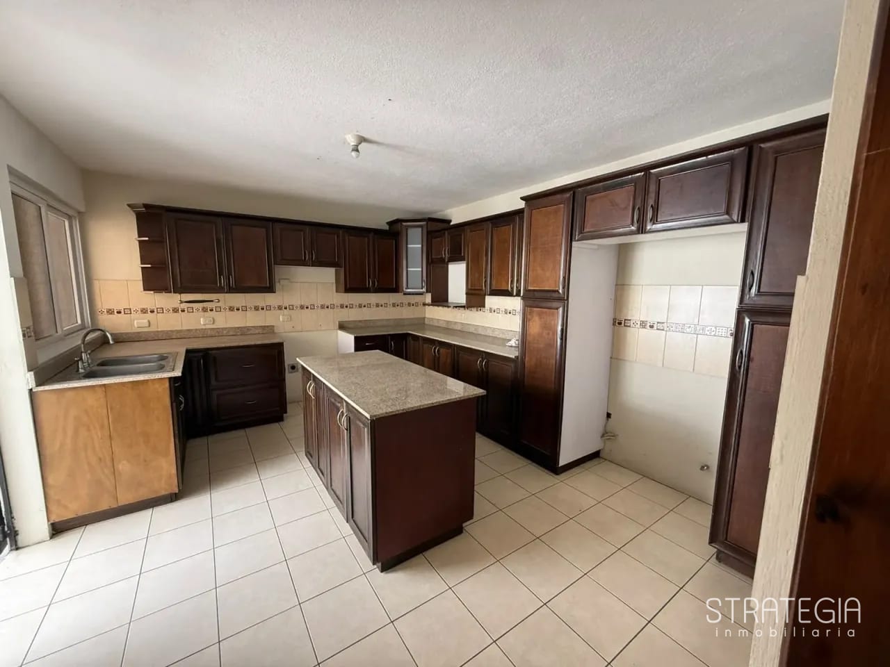 Inversionistas: Amplia Casa en Jardines de San Isidro Zona 16 — Casa en Venta en Jardines de San Isidro, Zona 16, Guatemala, Ciudad — foto 3 de 9