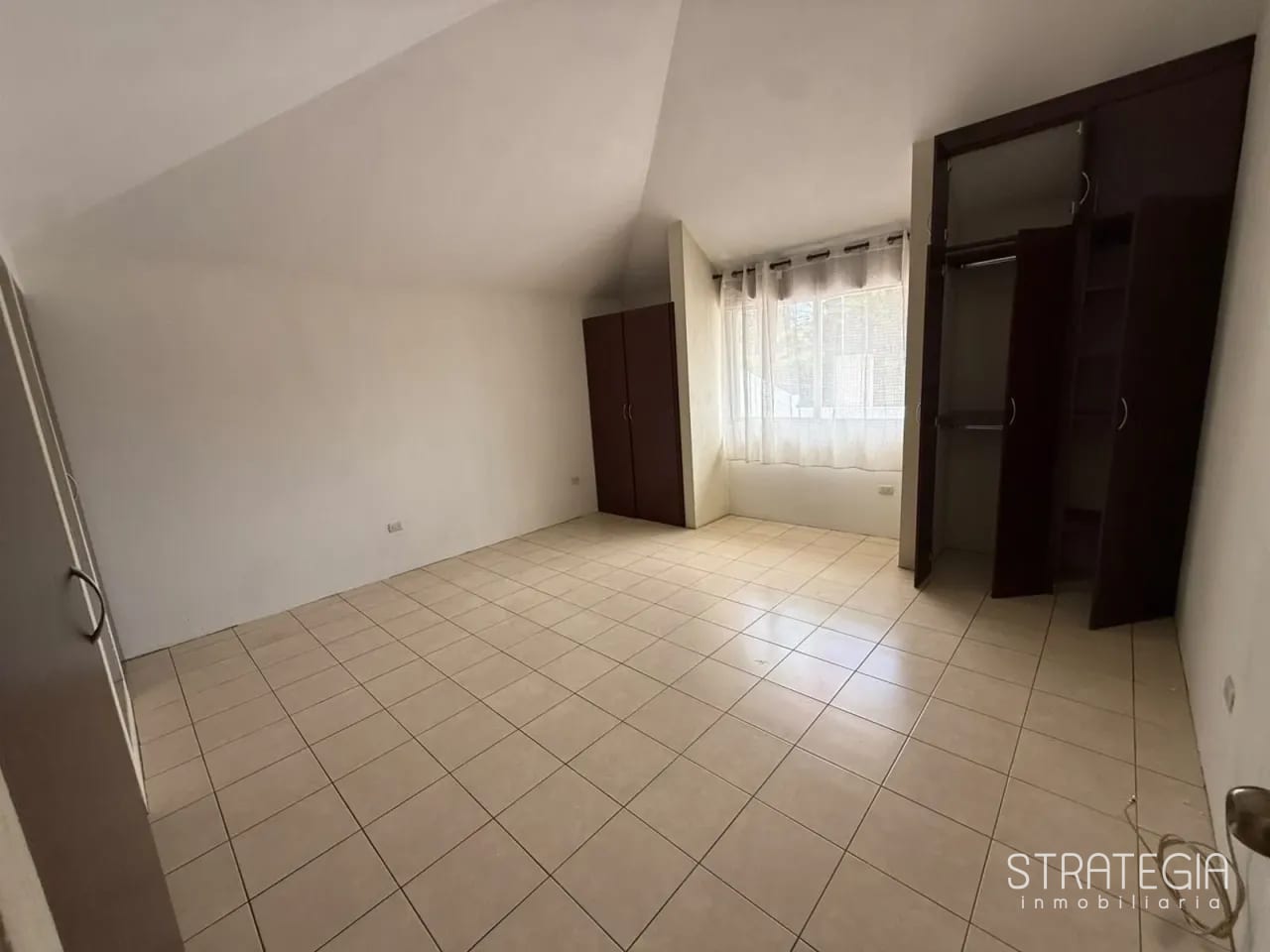 Inversionistas: Amplia Casa en Jardines de San Isidro Zona 16 — Casa en Venta en Jardines de San Isidro, Zona 16, Guatemala, Ciudad — foto 7 de 9