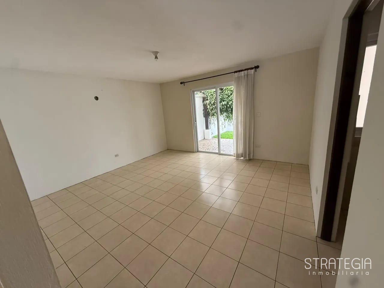 Inversionistas: Amplia Casa en Jardines de San Isidro Zona 16 — Casa en Venta en Jardines de San Isidro, Zona 16, Guatemala, Ciudad — foto 8 de 9