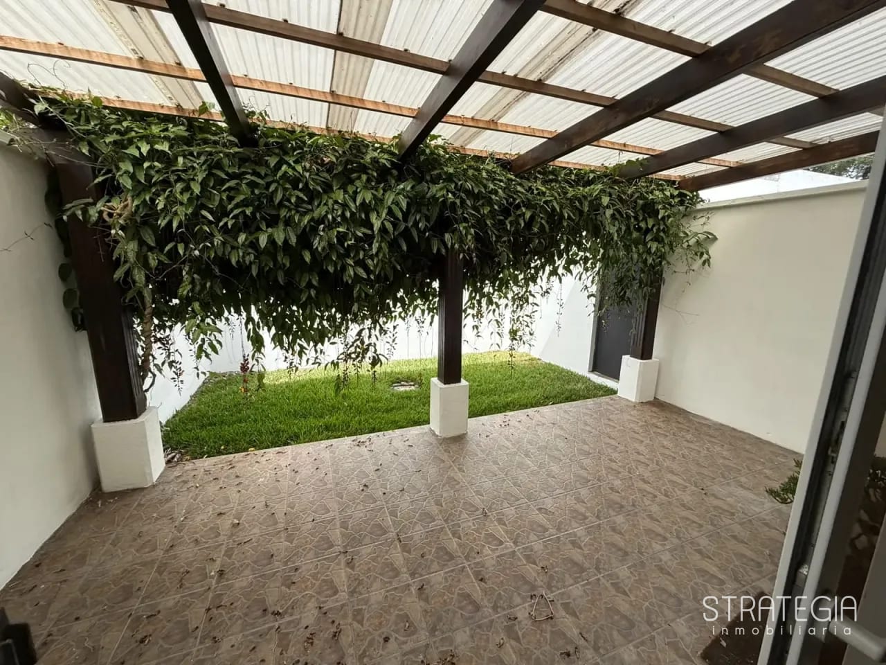 Inversionistas: Amplia Casa en Jardines de San Isidro Zona 16 — Casa en Venta en Jardines de San Isidro, Zona 16, Guatemala, Ciudad — foto 2 de 9