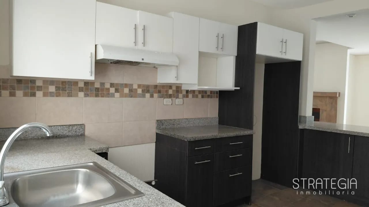 Vendo Casa Céntrica en BLVD San Isidro Zona 16 — Casa en Venta en Zona 16, Guatemala, Ciudad — foto 1 de 13