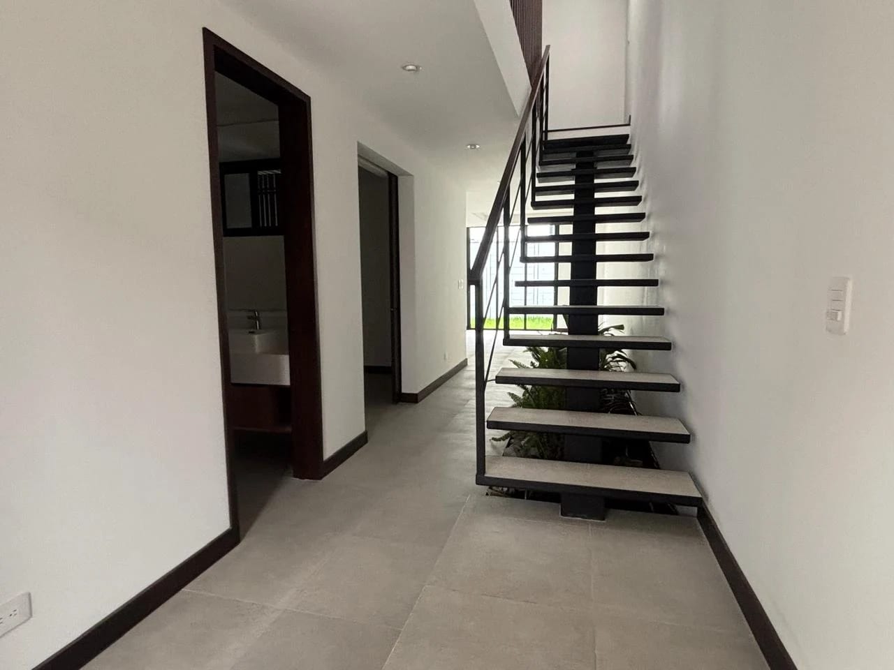 Alquilo Amplio Townhouse Condominio Molie Z.10 — Casa en Alquiler en Montys, Zona 10, Guatemala, Ciudad — foto 1 de 17