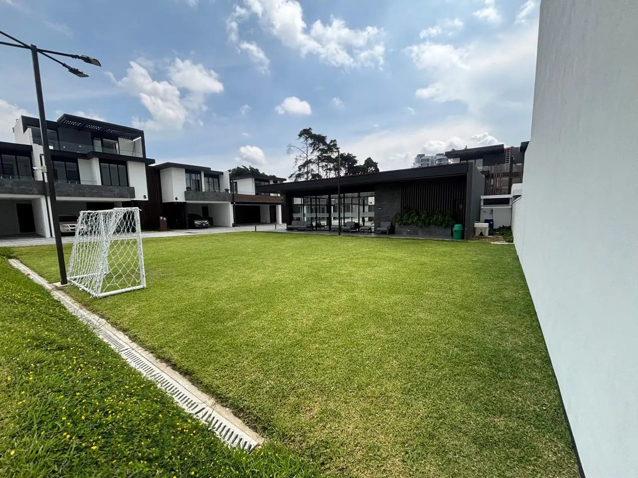 Alquilo Amplio Townhouse Condominio Molie Z.10 — Casa en Alquiler en Montys, Zona 10, Guatemala, Ciudad — foto 2 de 17