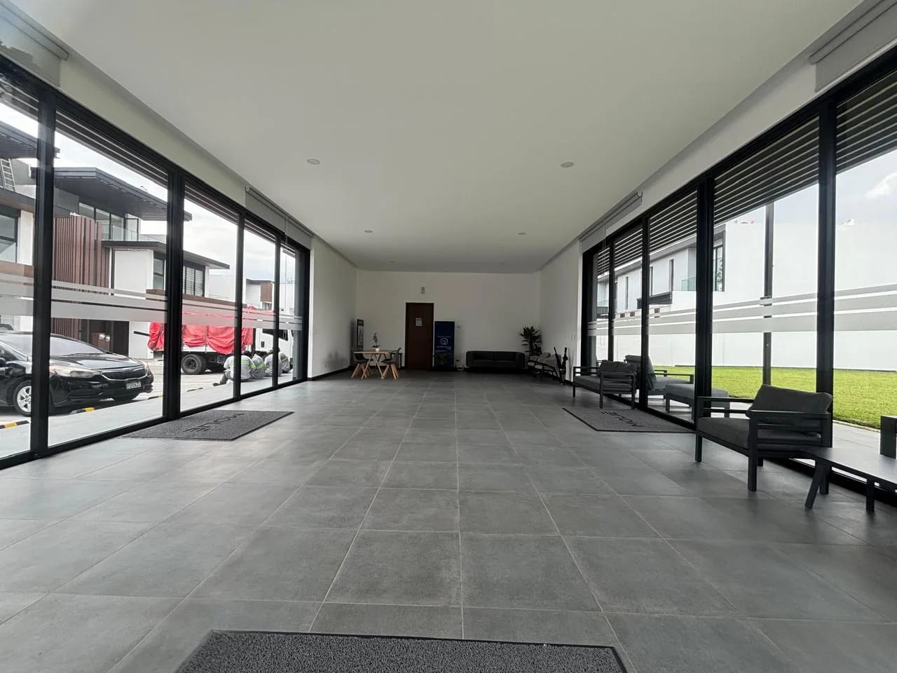 Alquilo Amplio Townhouse Condominio Molie Z.10 — Casa en Alquiler en Montys, Zona 10, Guatemala, Ciudad — foto 3 de 17