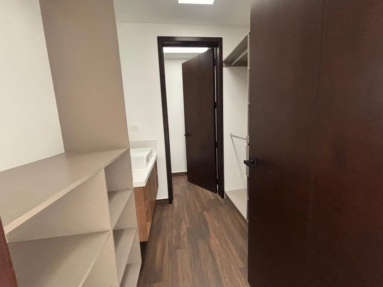 Alquilo Amplio Townhouse Condominio Molie Z.10 — Casa en Alquiler en Montys, Zona 10, Guatemala, Ciudad — foto 8 de 17