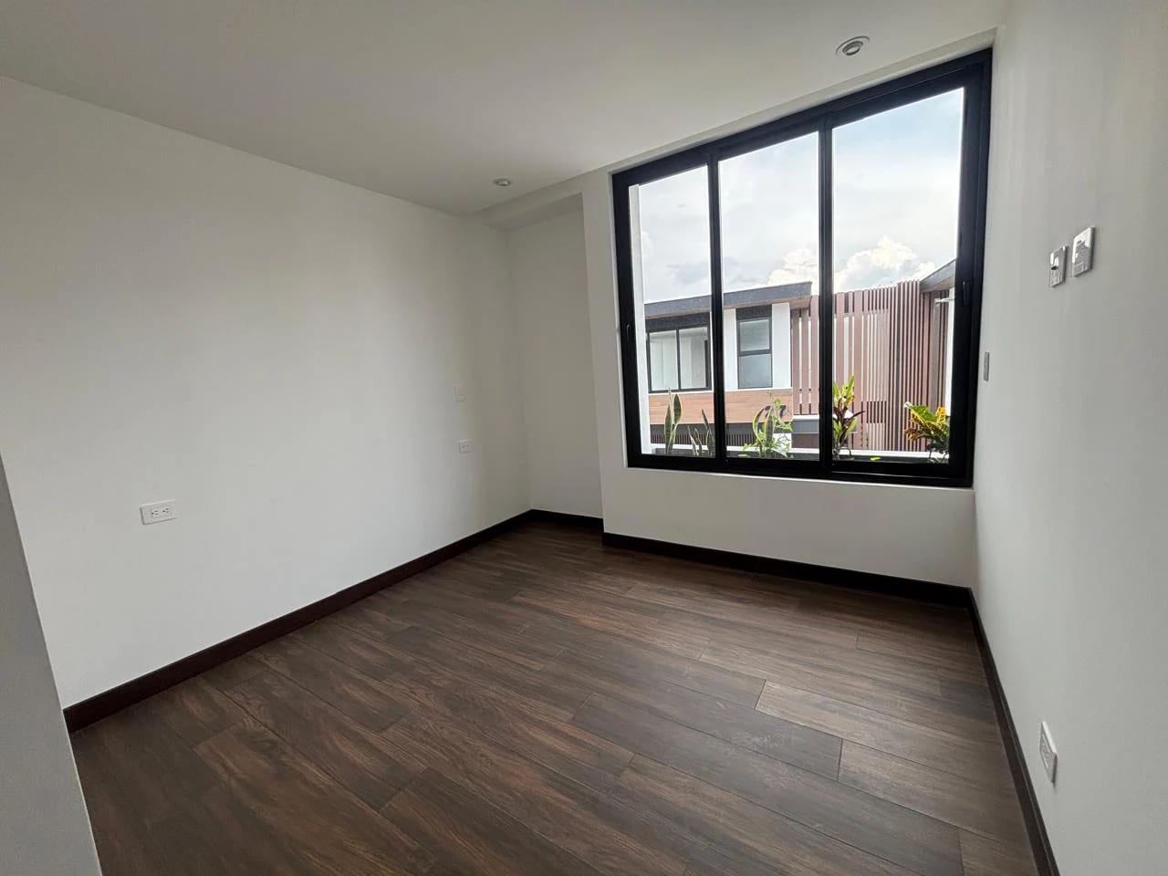 Alquilo Amplio Townhouse Condominio Molie Z.10 — Casa en Alquiler en Montys, Zona 10, Guatemala, Ciudad — foto 9 de 17
