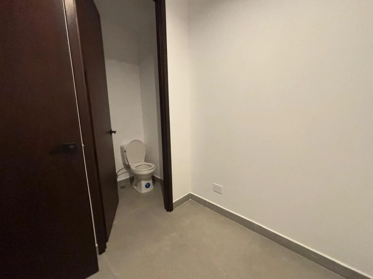Alquilo Amplio Townhouse Condominio Molie Z.10 — Casa en Alquiler en Montys, Zona 10, Guatemala, Ciudad — foto 13 de 17