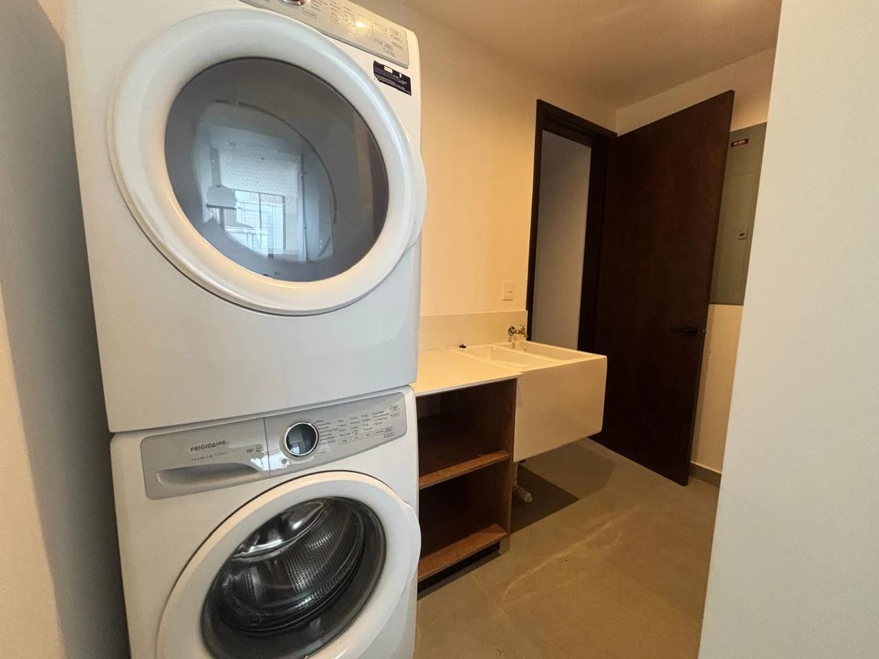 Alquilo Amplio Townhouse Condominio Molie Z.10 — Casa en Alquiler en Montys, Zona 10, Guatemala, Ciudad — foto 15 de 17