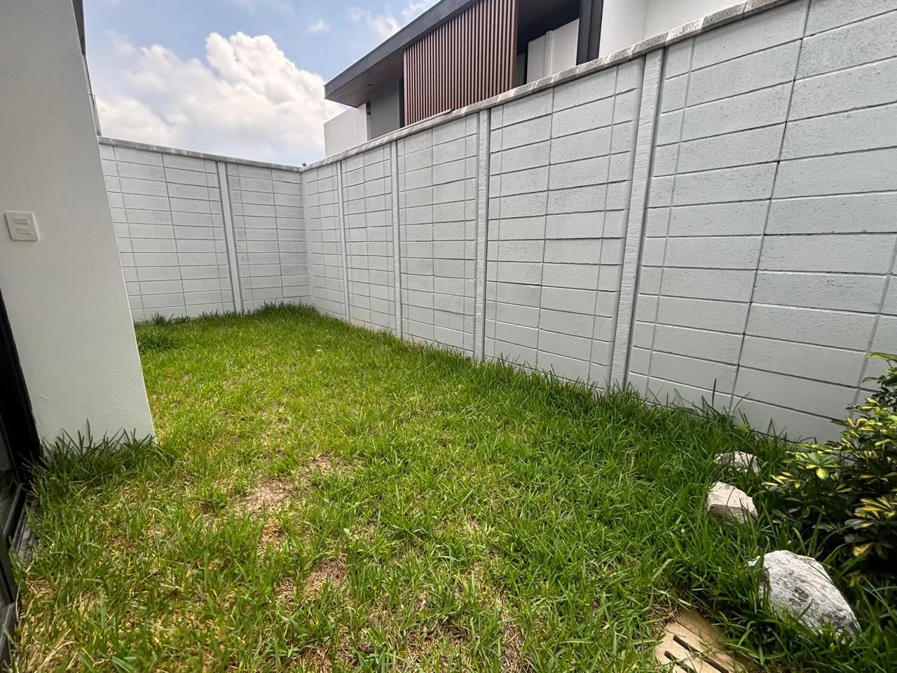 Alquilo Amplio Townhouse Condominio Molie Z.10 — Casa en Alquiler en Montys, Zona 10, Guatemala, Ciudad — foto 16 de 17