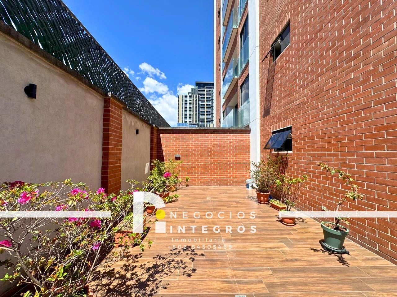 Vendo Apartamento con 5 Parqueos, Bodega, Terraza, Zona 10 — Apartamento en Venta en Zona 10, Guatemala, Ciudad — foto 2 de 17