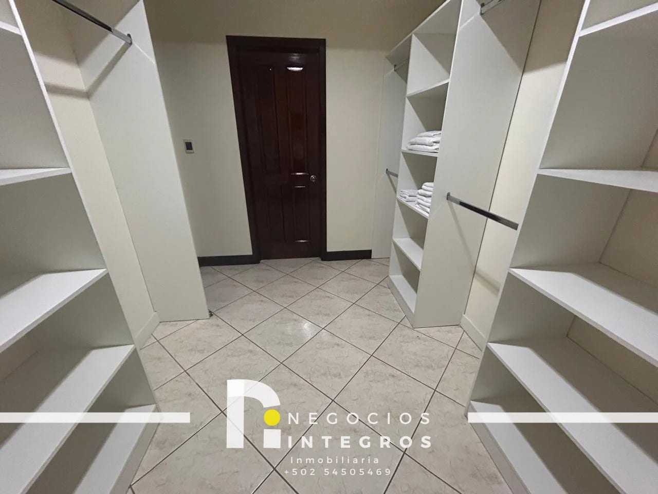Apartamento en Venta Z.10 con Lindas Vistas a Area Verde y Piscina — Apartamento en Venta en Milenia, Zona 10, Guatemala, Ciudad — foto 13 de 17