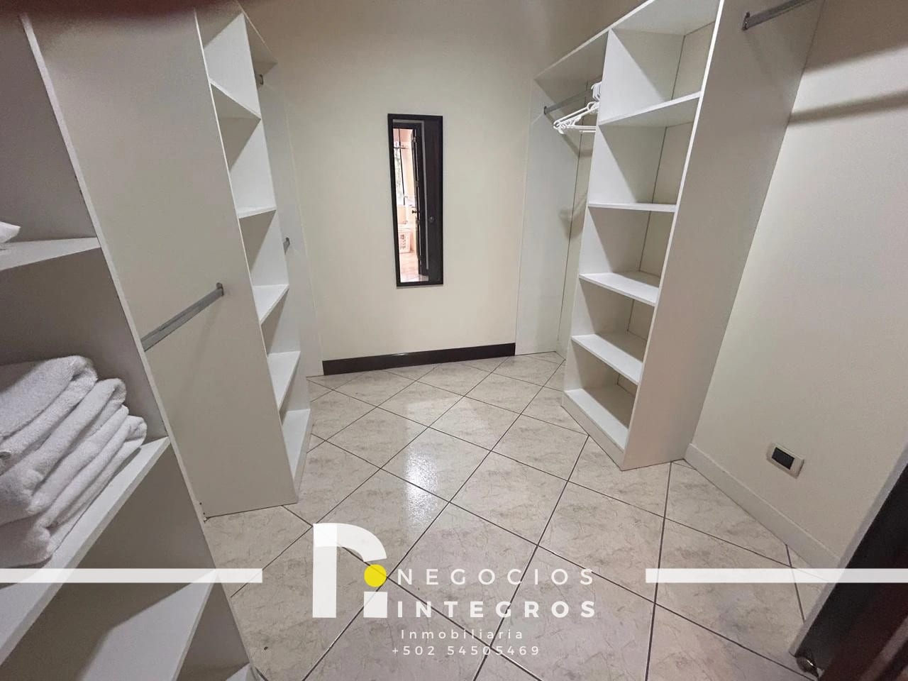 Apartamento en Venta Z.10 con Lindas Vistas a Area Verde y Piscina — Apartamento en Venta en Milenia, Zona 10, Guatemala, Ciudad — foto 12 de 17