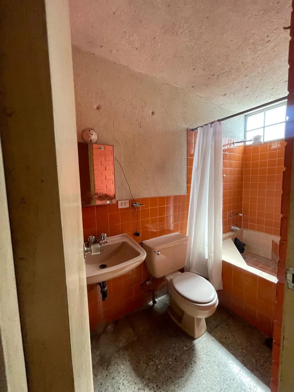 Venta de casa en Zona 11 Las Charcas de esquina fuera de garita — Casa en Venta en Las Charcas, Zona 11, Guatemala, Ciudad — foto 9 de 10