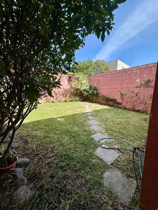 Venta de casa con amplio terreno en Lomas de Portugal zona 01 de Mixco — Casa en Venta en Las Hojarascas, Zona 1 Mixco, Guatemala, Ciudad — foto 2 de 12