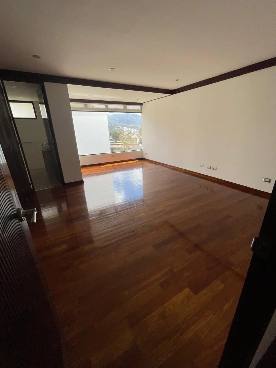 Alquiler de apartamento en Zona 14 Villa Fontana amplio y exclusivo con 400 Mt2. — Apartamento en Alquiler en Villa Fontana, Zona 14, Guatemala, Ciudad — foto 9 de 11