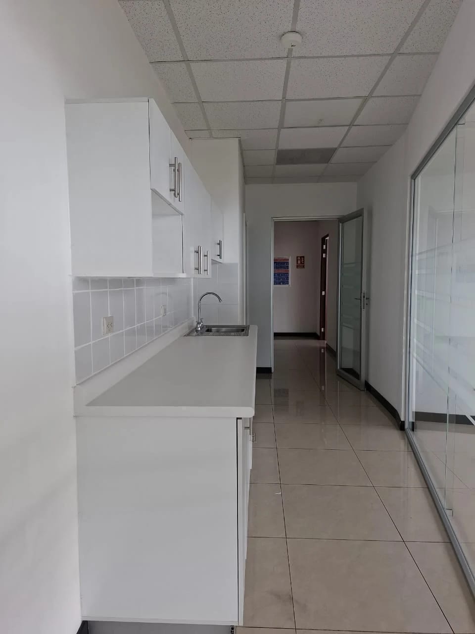 Alquiler de oficina en zona 13 Americas 10 con 279 Mt2. tabicada — Oficina en Alquiler en Américas 10, Zona 13, Guatemala, Ciudad — foto 9 de 11