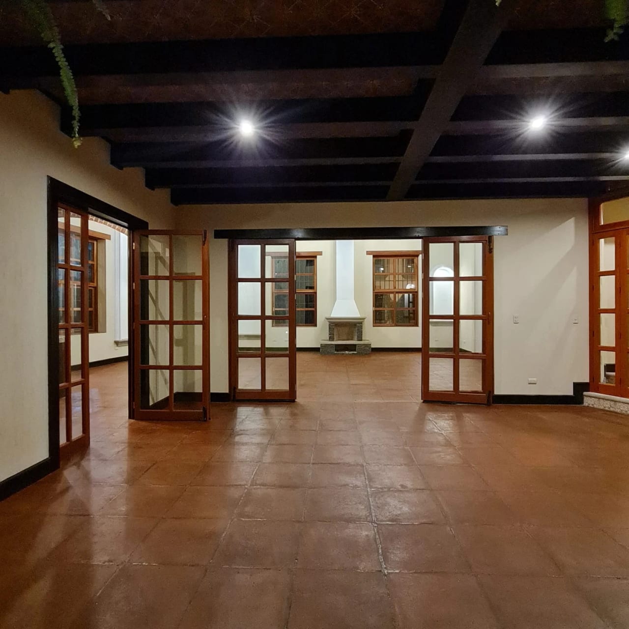 Bella Vista Jocotenango: Lujosa Casa de Esquina sobre Boulevard — Casa en Venta en Jocotenango, Sacatepéquez — foto 13 de 17