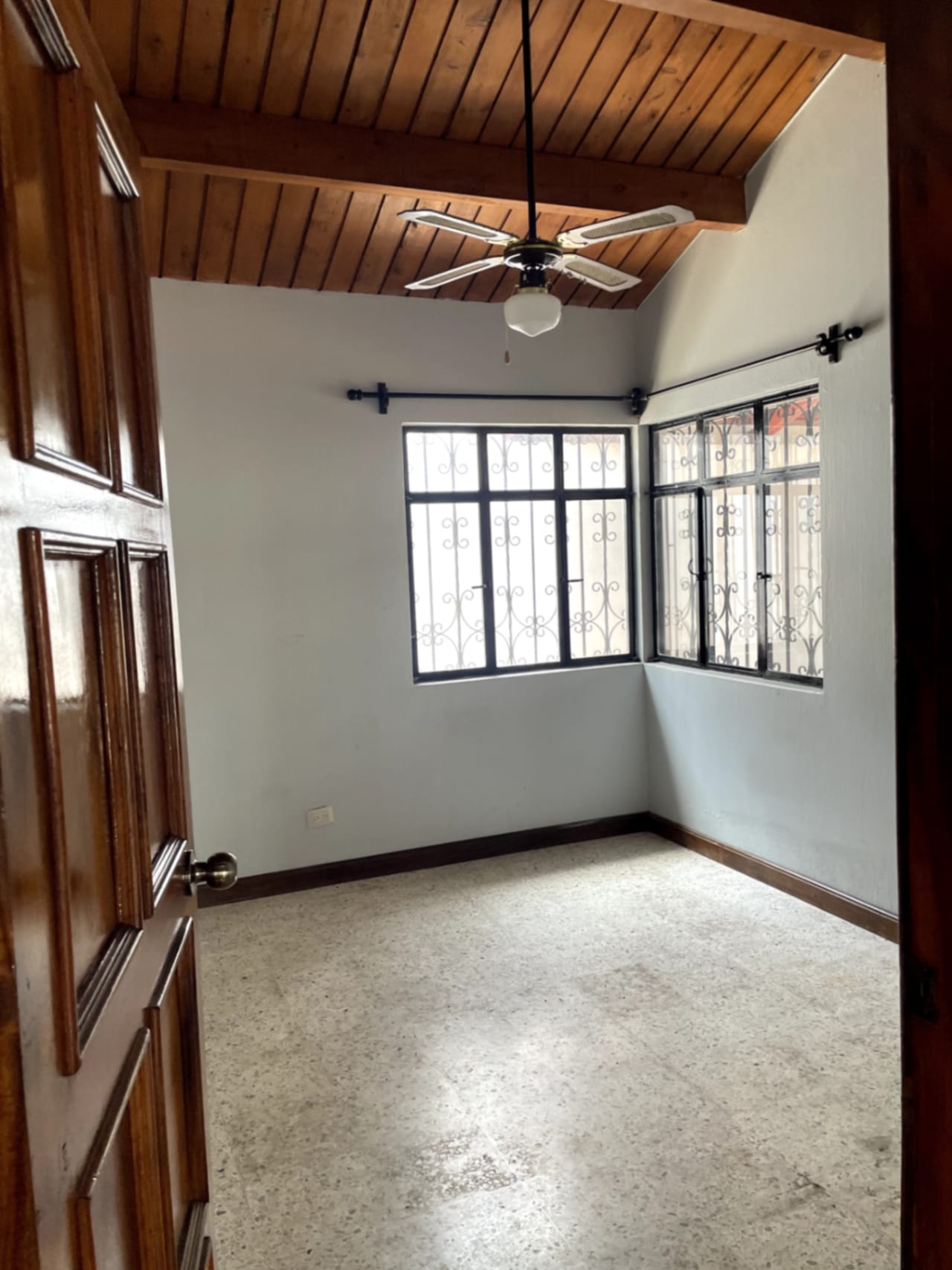 PRECIOSA CASA EN RENTA DE UN NIVEL EN BALCONES DE SAN CRISTOBAL — Casa en Alquiler en Zona 8 Mixco, Guatemala, Ciudad — foto 10 de 17