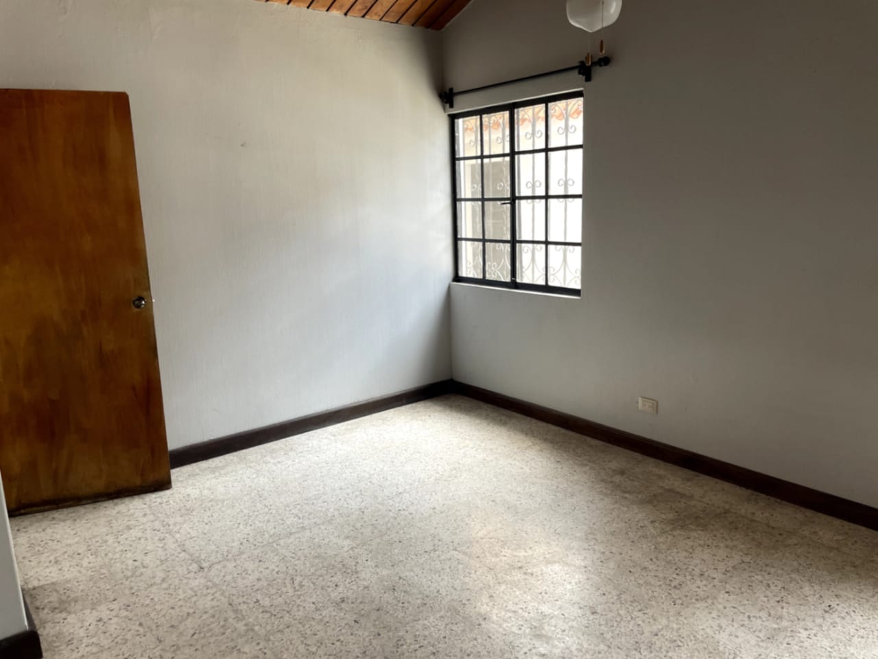 PRECIOSA CASA EN RENTA DE UN NIVEL EN BALCONES DE SAN CRISTOBAL — Casa en Alquiler en Zona 8 Mixco, Guatemala, Ciudad — foto 13 de 17