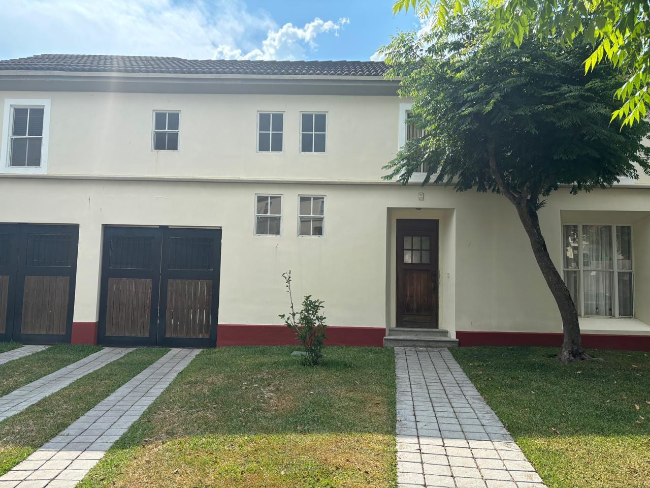 RENTO LINDA CASA REAL VICTORIA EN CONDADO NARANJO — Casa en Alquiler en Condado Naranjo, Zona 4 Mixco, Guatemala, Ciudad — foto 1 de 6