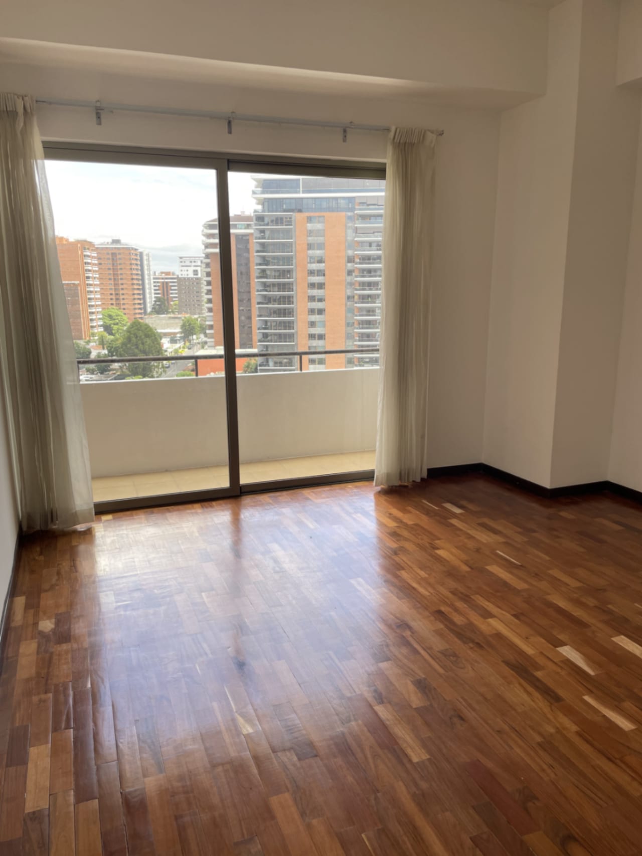 Precioso, Apartamento en Venta en Torre Quattro, Zona 14, Nivel Alto — Apartamento en Venta en Torre Quattro, Zona 14, Guatemala, Ciudad — foto 13 de 17