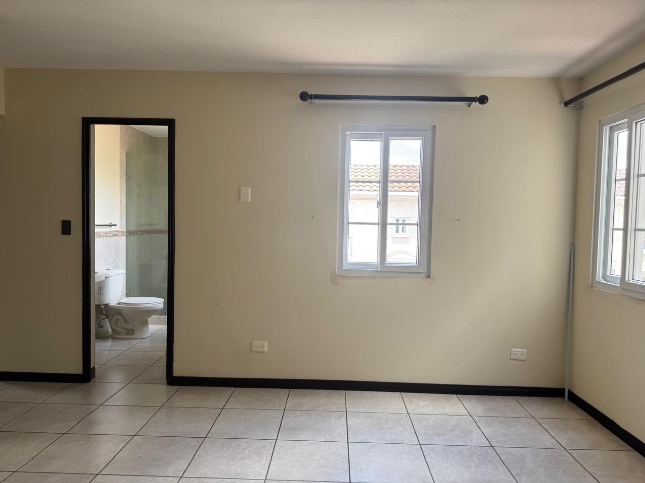 Rento Casa Navarra en Condado Naranjo, Condominio Santa Irene — Casa en Alquiler en Condado Naranjo, Zona 4 Mixco, Guatemala, Ciudad — foto 12 de 17