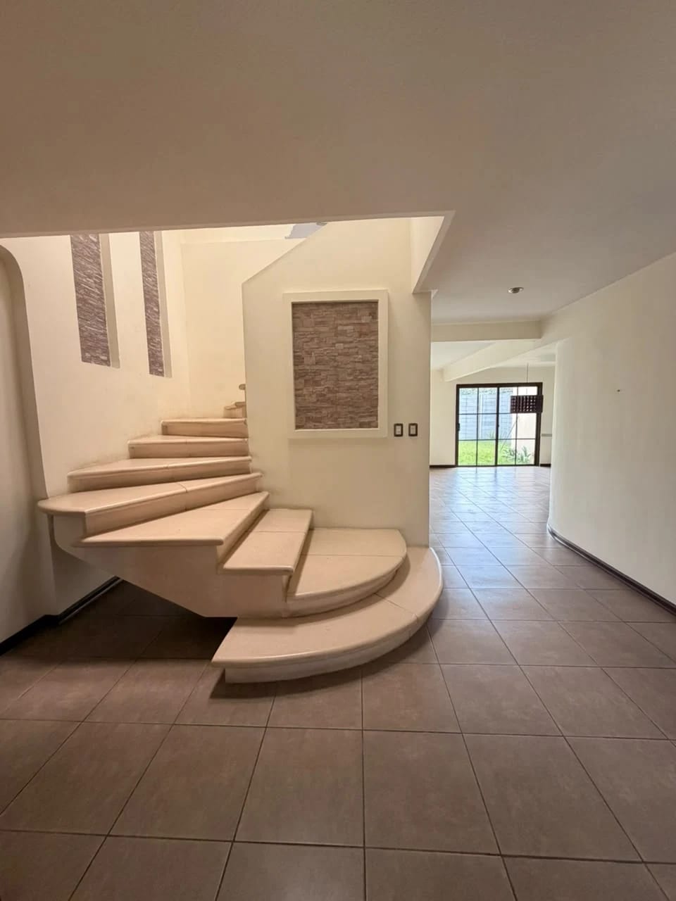 Vendo linda casa en zona 16, Villa Suiza — Casa en Venta en Zona 16, Guatemala, Ciudad — foto 1 de 17