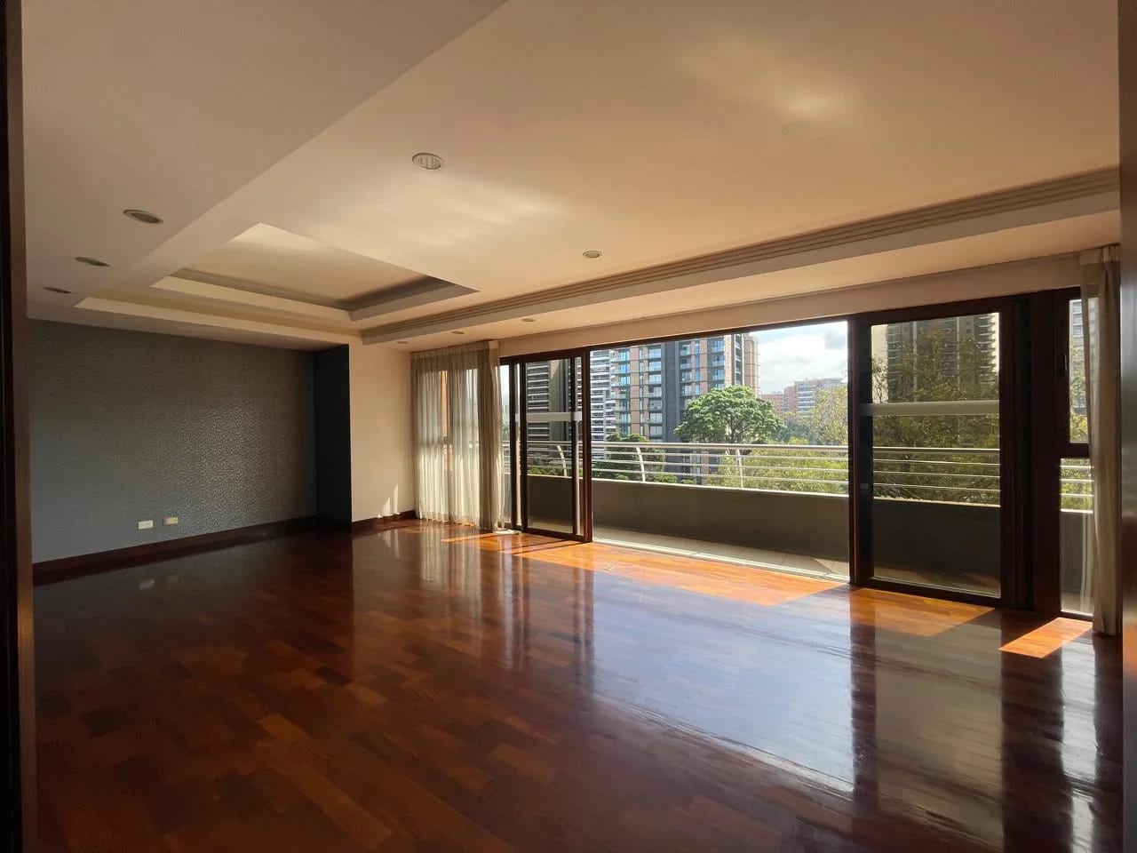 Alquilo amplio apartamento en Z. 10 Santa María — Apartamento en Alquiler en Santa María, Zona 10, Guatemala, Ciudad — foto 1 de 17