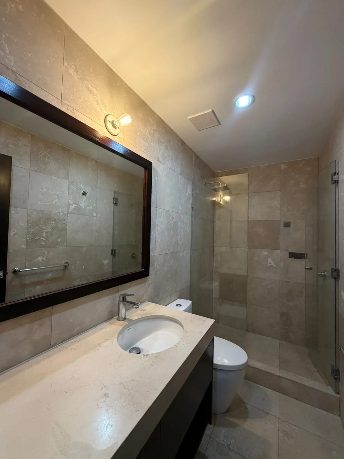 Alquilo amplio apartamento en Z. 10 Santa María — Apartamento en Alquiler en Santa María, Zona 10, Guatemala, Ciudad — foto 13 de 17