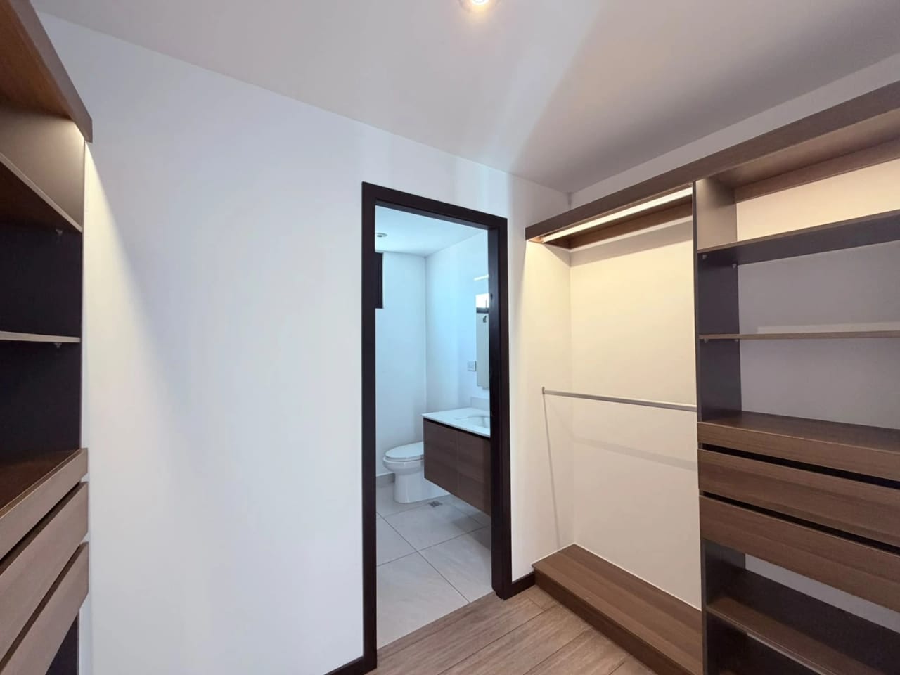 Vendo o alquilo apartamento en Z.10 IQ10 — Apartamento en Venta en IQ10, Zona 10, Guatemala, Ciudad — foto 8 de 11