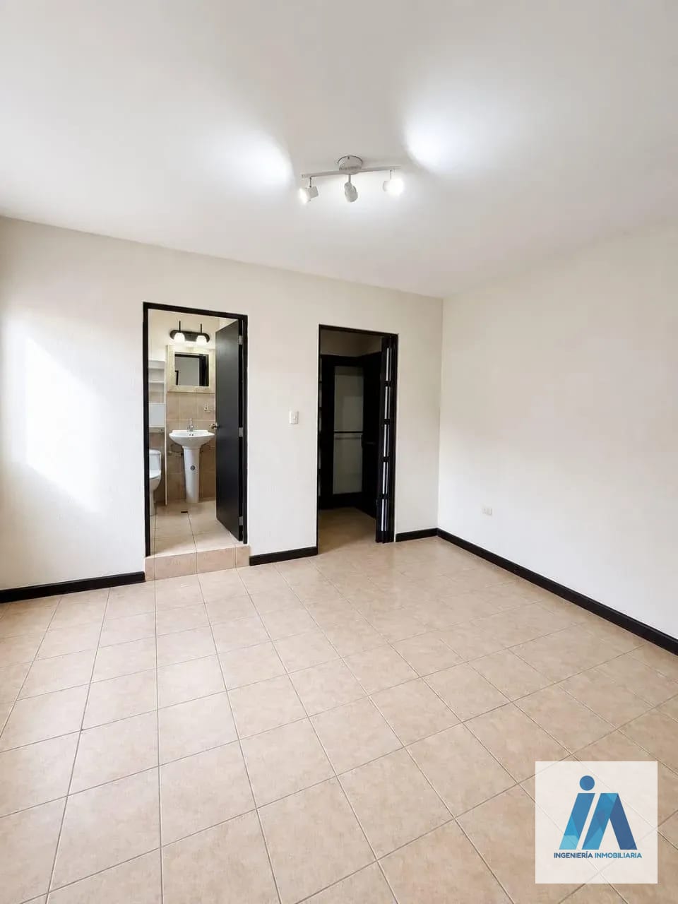 CASA EN ALQUILER 📍Condominio Bosques de Arrazola, Km 16.5 CAES — Casa en Alquiler en Carretera a El Salvador, Guatemala, Ciudad — foto 7 de 11