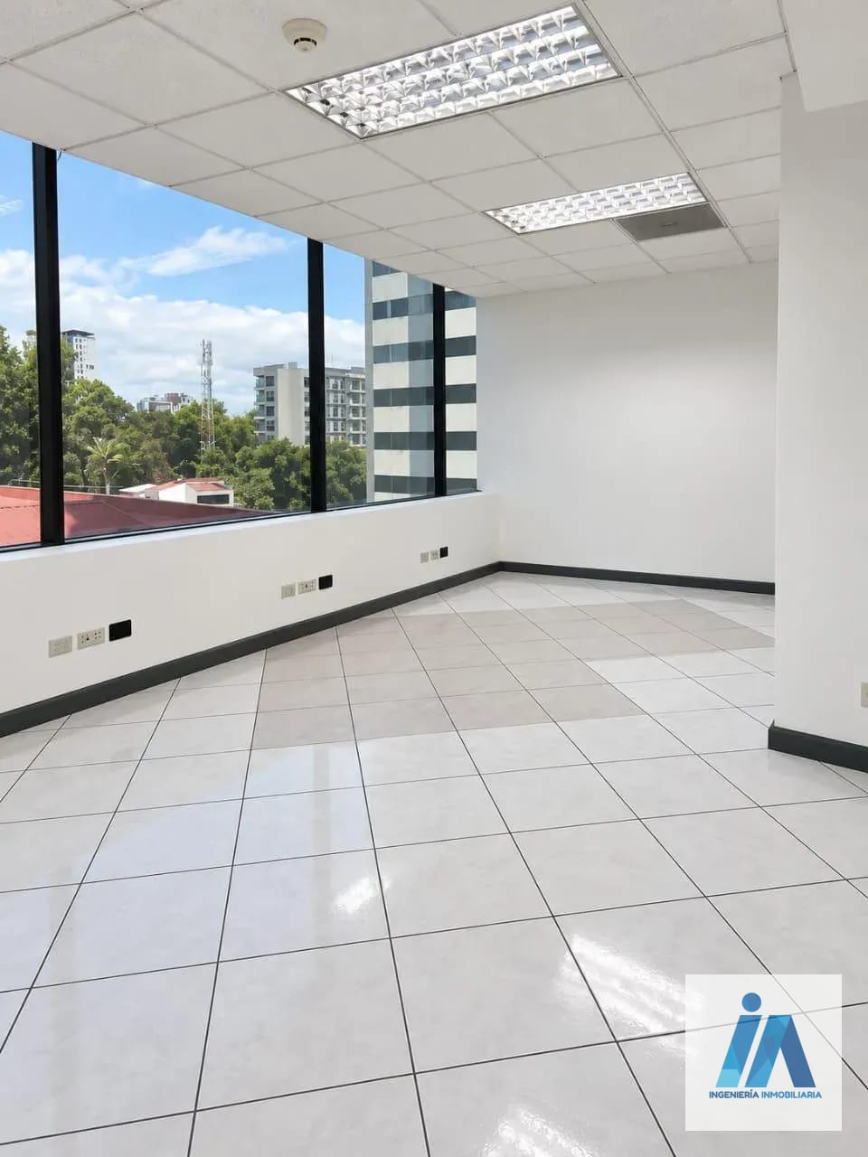 OFICINA EN ALQUILER 📍 Edificio Europlaza, Zona 14 — Oficina en Alquiler en Zona 14, Guatemala, Ciudad — foto 3 de 8