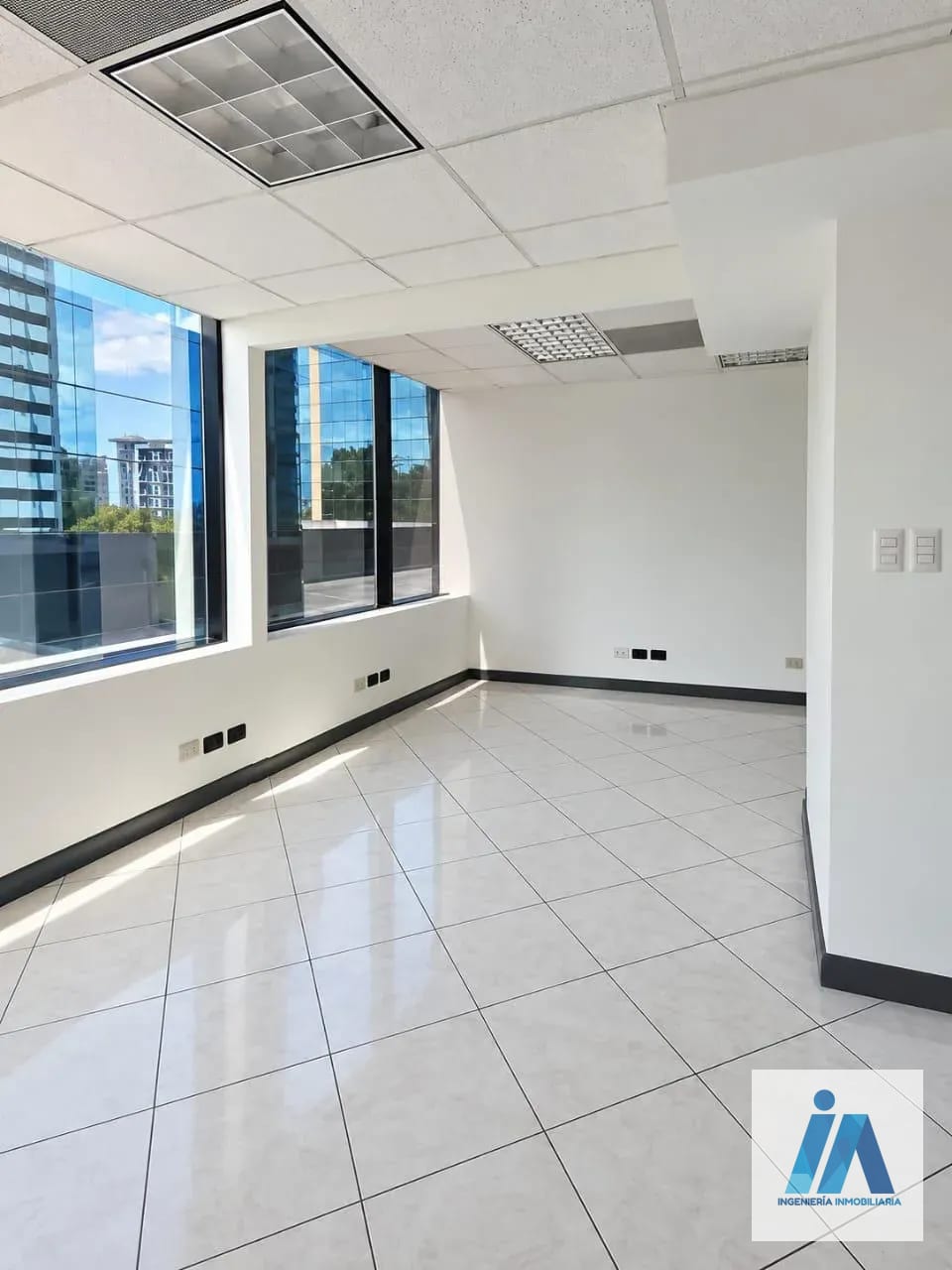OFICINA EN ALQUILER 📍 Edificio Europlaza, Zona 14 — Oficina en Alquiler en Zona 14, Guatemala, Ciudad — foto 2 de 8