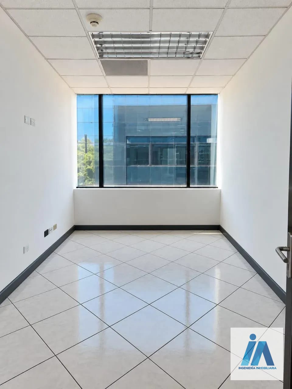 OFICINA EN ALQUILER 📍 Edificio Europlaza, Zona 14 — Oficina en Alquiler en Zona 14, Guatemala, Ciudad — foto 4 de 8