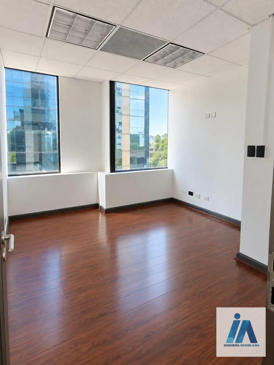 OFICINA EN ALQUILER 📍 Edificio Europlaza, Zona 14 — Oficina en Alquiler en Zona 14, Guatemala, Ciudad — foto 6 de 8