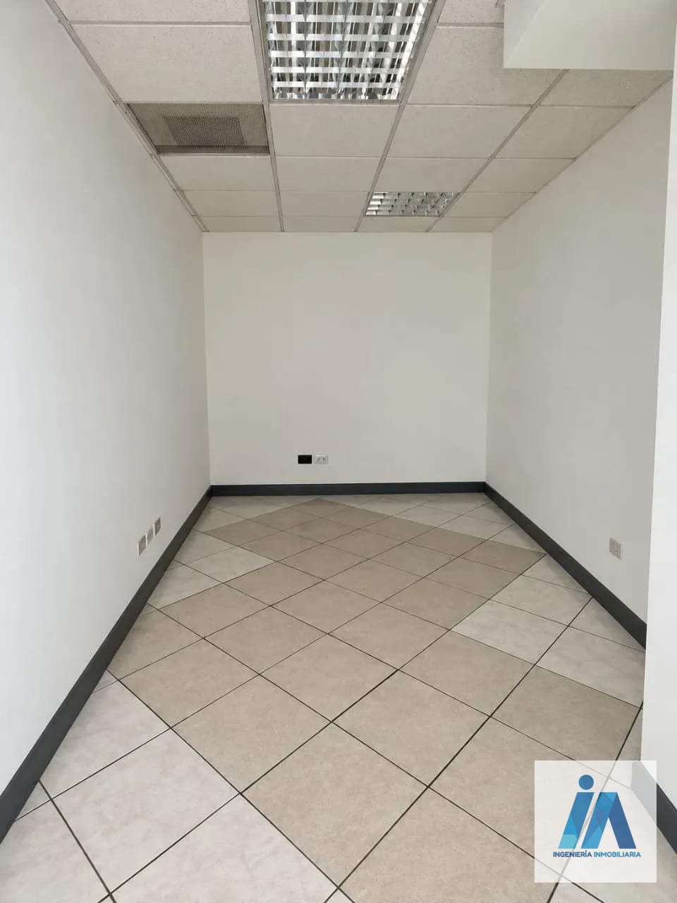 OFICINA EN ALQUILER 📍 Edificio Europlaza, Zona 14 — Oficina en Alquiler en Zona 14, Guatemala, Ciudad — foto 7 de 8
