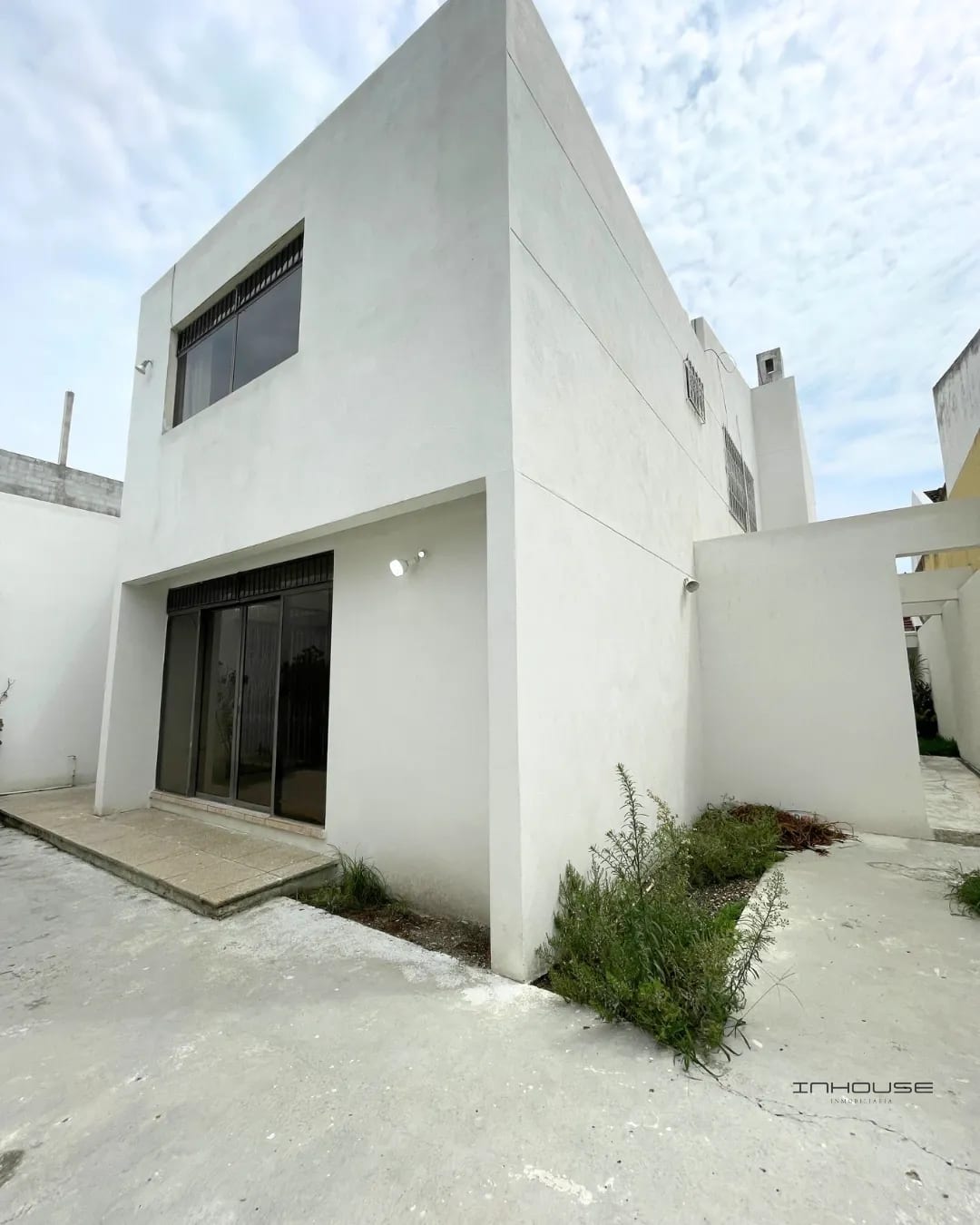 CASA EN VENTA EN ZONA 8 MIXCO, SAN CRISTOBAL DENTRO DE GARITA. — Casa en Venta en Pinares de San Cristobal, Zona 8 Mixco, Guatemala, Ciudad — foto 1 de 10