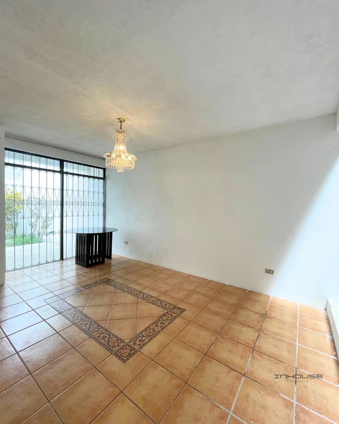 CASA EN VENTA EN ZONA 8 MIXCO, SAN CRISTOBAL DENTRO DE GARITA. — Casa en Venta en Pinares de San Cristobal, Zona 8 Mixco, Guatemala, Ciudad — foto 2 de 10