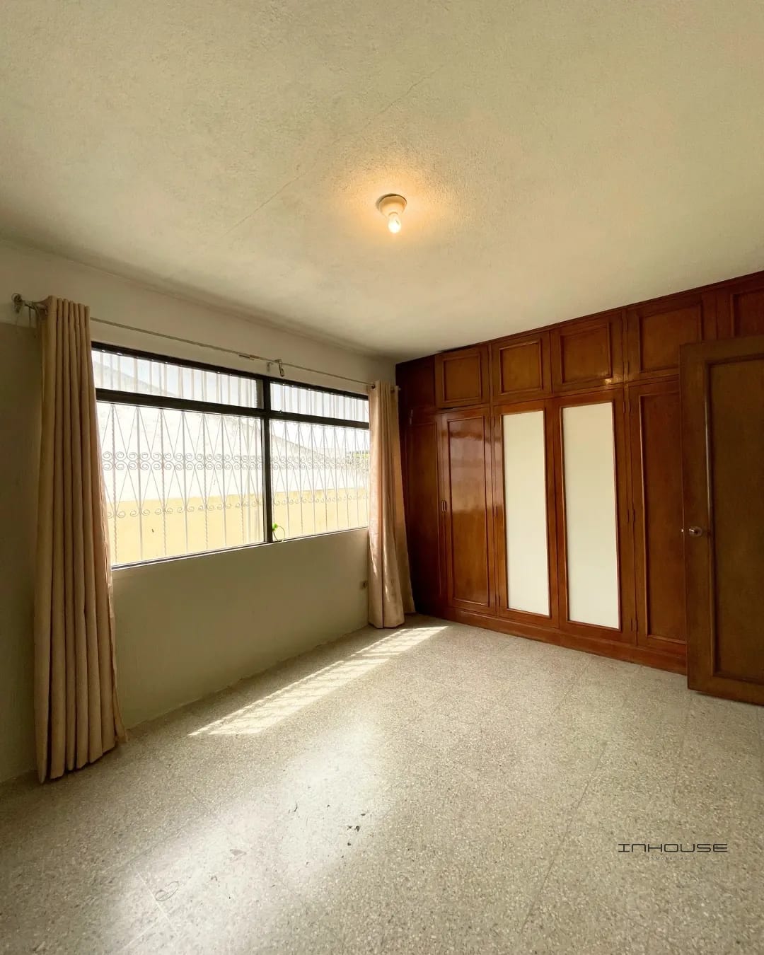 CASA EN VENTA EN ZONA 8 MIXCO, SAN CRISTOBAL DENTRO DE GARITA. — Casa en Venta en Pinares de San Cristobal, Zona 8 Mixco, Guatemala, Ciudad — foto 3 de 10