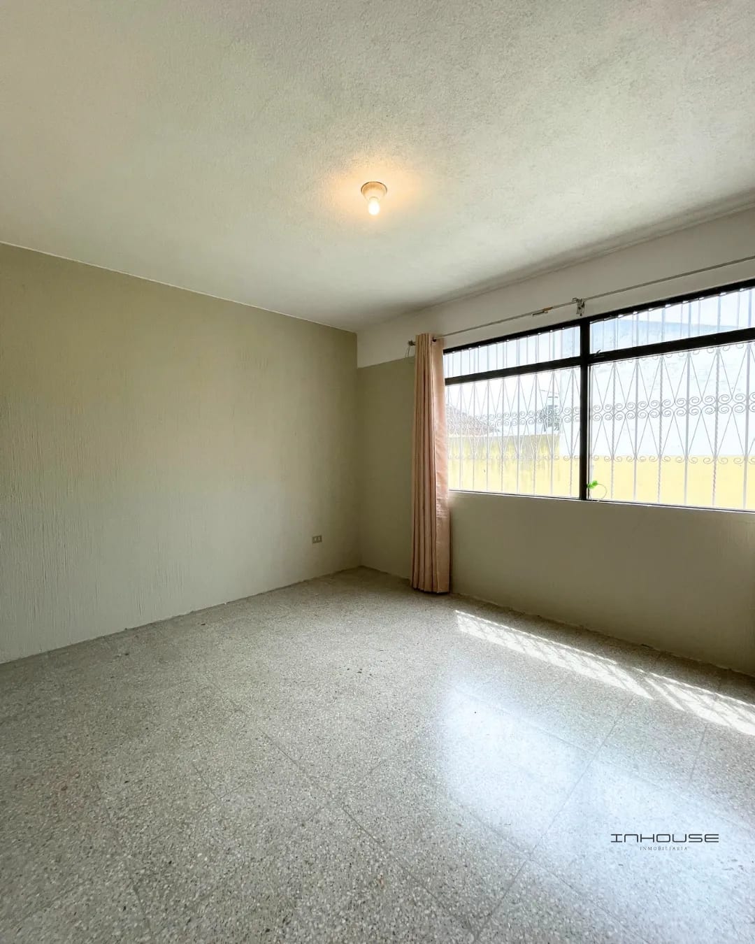 CASA EN VENTA EN ZONA 8 MIXCO, SAN CRISTOBAL DENTRO DE GARITA. — Casa en Venta en Pinares de San Cristobal, Zona 8 Mixco, Guatemala, Ciudad — foto 4 de 10