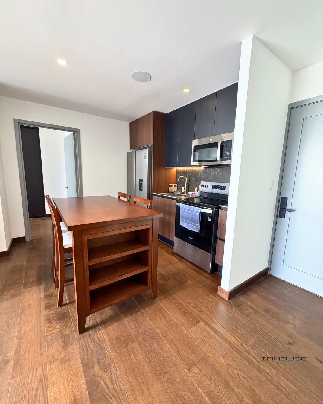 APARTAMENTO EN RENTA EN ZONA 10 AMUEBLADO PARA ESTRENAR — Apartamento en Alquiler en Zona 10, Guatemala, Ciudad — foto 4 de 11